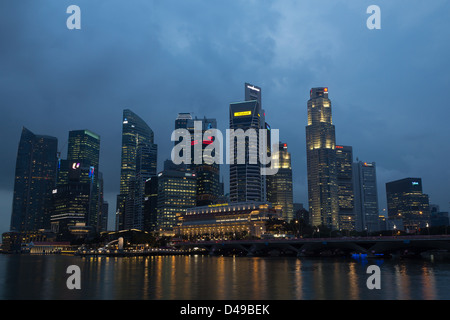 Marina Bay à Singapour, 20 février 2012, l'hôtel Fullerton et gratte-ciel du quartier des affaires dans le crépuscule Banque D'Images