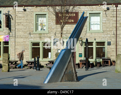 Homme marchant par St George's Square dans Calderdale Hebden Bridge, West Yorkshire, England, UK Banque D'Images