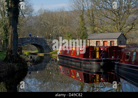 Bassin du Canal, pont et à Llangynidr narrowboats, sur le Canal de Monmouthshire et Brecon, Powys, Mid-Wales, UK Banque D'Images