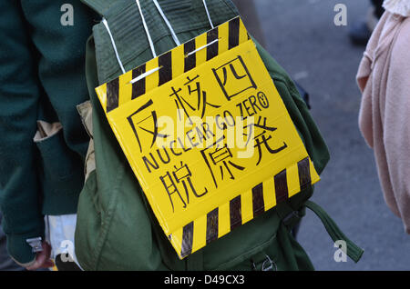 Kyoto, Japon. 9 mars 2013. Une bannière a été portée lors d'une marche de protestation à Kyoto contre le redémarrage des centrales nucléaires du pays. La manifestation a eu lieu deux jours avant le deuxième anniversaire de la catastrophe nucléaire de Fukushima. Crédit: Trevor Mogg / Alay Live News Banque D'Images