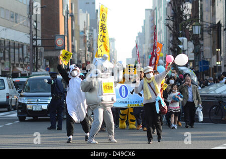 Kyoto, Japon. 9 mars 2013. Par contre Kyoto mars manifestants le redémarrage des centrales nucléaires. La manifestation intervient deux jours avant le deuxième anniversaire de la catastrophe nucléaire de Fukushima. Crédit : Trevor Mogg / Alamy Live News Banque D'Images