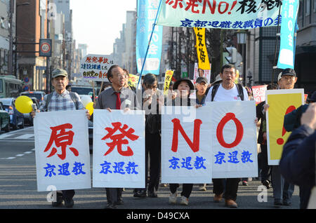 Kyoto, Japon. 9 mars 2013. Par contre Kyoto mars manifestants le redémarrage des centrales nucléaires. La manifestation intervient deux jours avant le deuxième anniversaire de la catastrophe nucléaire de Fukushima. Crédit : Trevor Mogg / Alamy Live News Banque D'Images