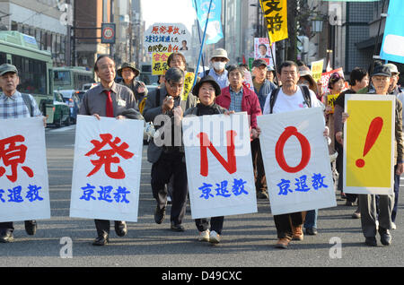 Kyoto, Japon. 9 mars 2013. Par contre Kyoto mars manifestants le redémarrage des centrales nucléaires. La manifestation intervient deux jours avant le deuxième anniversaire de la catastrophe nucléaire de Fukushima. Crédit : Trevor Mogg / Alamy Live News Banque D'Images