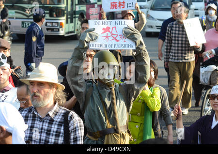 Kyoto, Japon. 9 mars 2013. Par contre Kyoto mars manifestants le redémarrage des centrales nucléaires. La manifestation intervient deux jours avant le deuxième anniversaire de la catastrophe nucléaire de Fukushima. Crédit : Trevor Mogg / Alamy Live News Banque D'Images