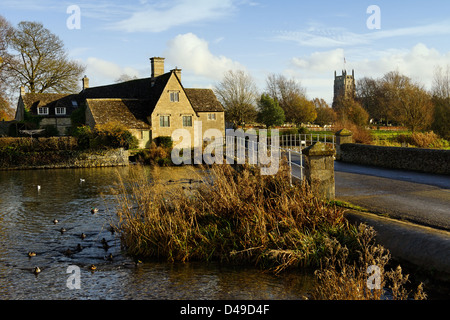 Le 17e siècle mill house sur la rivière Colne, Fairford, Gloucestershire Banque D'Images