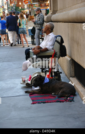 Homme handicapé pour demander de l'argent à New York Banque D'Images