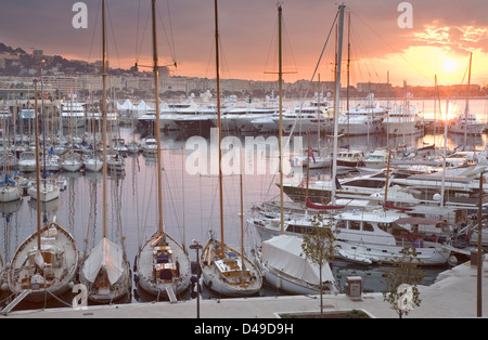 Yachts et voiliers du vieux port harbour, Cannes, France Banque D'Images