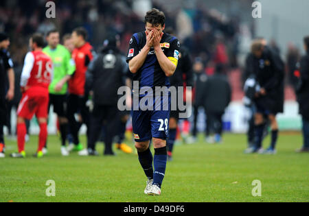 Cottbus, Allemagne. 9 mars 2013. Michael Parensen Berlin réagit après la 2e Bundesliga match de foot entre FC Energie Cottbus et FC Union Berlin à Stade de l'amitié à Cottbus. Cottbus a gagné le match 2-1. Photo : THOMAS EISENHUTH /afp/Alamy Live News Banque D'Images