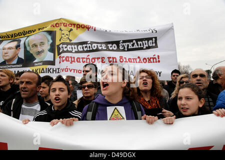 Thessalonique, Grèce. 9yh mars 2013. Près de 10 000 manifestants prendre part à une manifestation pacifique contre la construction d'une mine d'or par groupe canadien Eldorado Gold, à Skouries au nord de la péninsule grecque de la Chalcidique. Selon les habitants de la Chalcidique, l'or et des mines de cuivre provoque une catastrophe écologique majeure qui risque d'endommager leur vie et leurs professions. Credit : Konstantinos Tsakalidis / Alamy Live News Banque D'Images