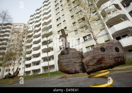 Berlin, Allemagne, une balançoire en bois sur un terrain de jeu en face de tours Banque D'Images