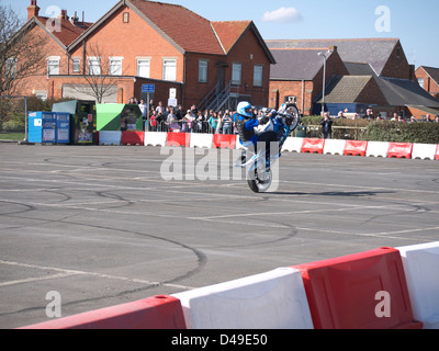 Stunt bike rider effectuant à Mablethorpe bike festival 2011 Banque D'Images