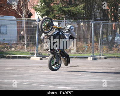 Stunt bike rider effectuant à Mablethorpe bike festival 2011 Banque D'Images