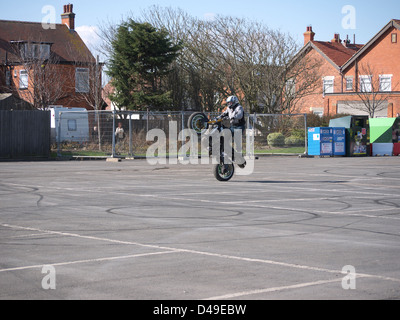 Stunt bike rider effectuant à Mablethorpe bike festival 2011 Banque D'Images