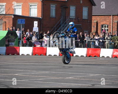 Stunt bike rider effectuant à Mablethorpe bike festival 2011 Banque D'Images