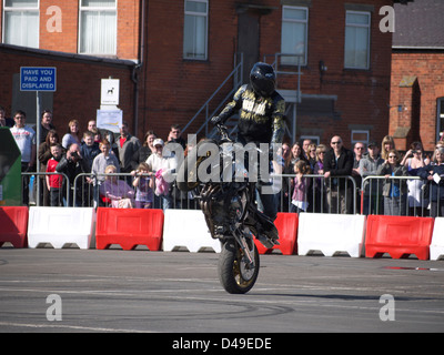 Stunt bike rider effectuant à Mablethorpe bike festival 2011 Banque D'Images