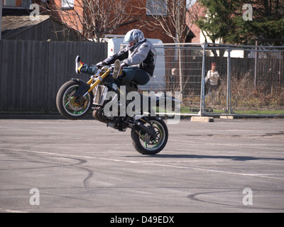 Stunt bike rider effectuant à Mablethorpe bike festival 2011 Banque D'Images