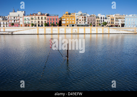 Ville de Séville d'horizon, les maisons en rangée de la triana, remblai du Guadalquivir, en Andalousie, espagne. Banque D'Images