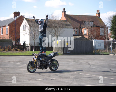 Stunt bike rider effectuant à Mablethorpe bike festival 2011 Banque D'Images