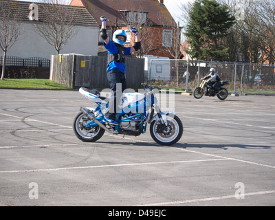 Stunt bike rider effectuant à Mablethorpe bike festival 2011 Banque D'Images