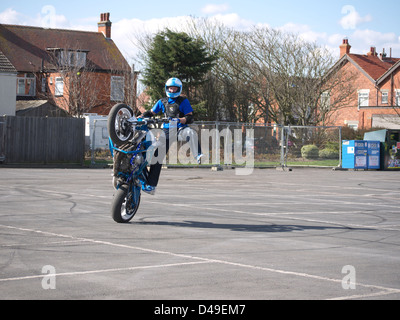 Stunt bike rider effectuant à Mablethorpe bike festival 2011 Banque D'Images