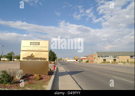 Ciel bleu nuages soleil du soir 'Cheyenne Cattle Company' steakhouse signer l'article de l'Ouest, en bordure de Lincolnway Cheyenne, Wyoming, USA Banque D'Images