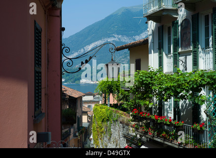 Les lacs italiens, Bellagio, Lac de Côme, Italie, juillet 2010. De jolies maisons dans un cadre vista de Bellagio sur le lac de Côme. L'Italie. Banque D'Images