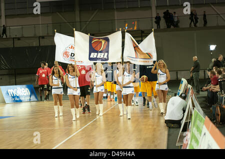 Glasgow, UK, 09 mars 2013. La BBL cheerleaders portant les drapeaux de la BBL, Sheffield les requins et Leicester Riders entraîner les équipes sur la cour pour la BBL en finale du Trophée à l'Emirates Arena de Glasgow. Colin Edwards Crédit / Alamy Live News Banque D'Images