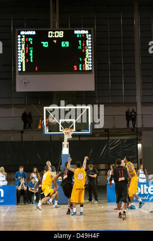 Glasgow, UK, 09 mars 2013. Bryan Holmes de Sheffield requins, en jaune, en prenant un tir libre avec huit secondes restantes pour gagner le Trophée BBL contre Leicester Riders à l'Emirates Arena de Glasgow. Colin Edwards Crédit / Alamy Live News Banque D'Images