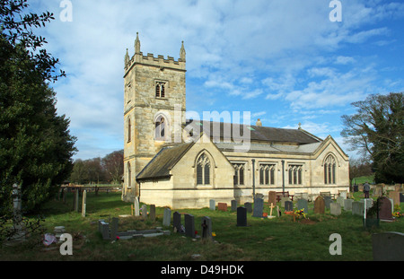 Vue extérieure de l'église de St Nicholas dans le village d'Overstone, Northants. Banque D'Images