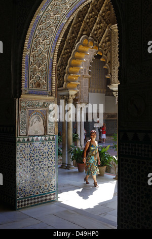 Séville, Espagne, les visiteurs dans la cour de l'Alcazar Séville Banque D'Images