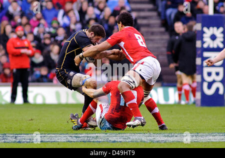 Edinburgh, Ecosse, Royaume-Uni. 9 mars 2013. Johnnie Beattie est abordée par Dan Biggar (10) et Toby Faletau (8), l'Écosse v Pays de Galles, Tournoi RBS 6 Nations, le stade de Murrayfield 09/03/13 (c) Colin Lunn/ Alamy Live News Banque D'Images