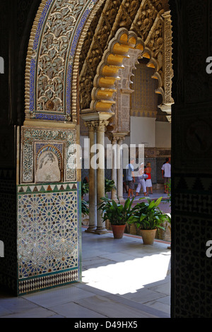 Séville, Espagne, les visiteurs dans la cour de l'Alcazar Séville Banque D'Images