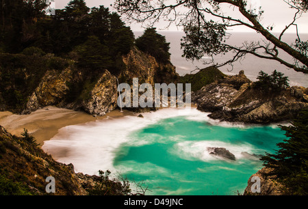 Une longue exposition photo de la belle McWay Falls dans la région de Big Sur, en Californie. Banque D'Images