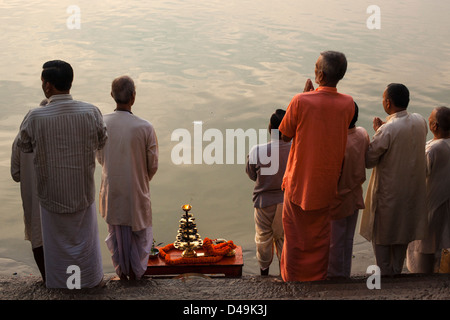 Cérémonie rituelle hindoue à l'aube sur le Gange, Varanasi, Uttar Pradesh, Inde Banque D'Images