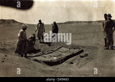 La photo d'Edwin Newman d'Assouan capture une scène impliquant l'élimination de bombes en défection, un processus essentiel pour maintenir la sécurité de la base aérienne pendant les opérations militaires au moyen-Orient. Banque D'Images