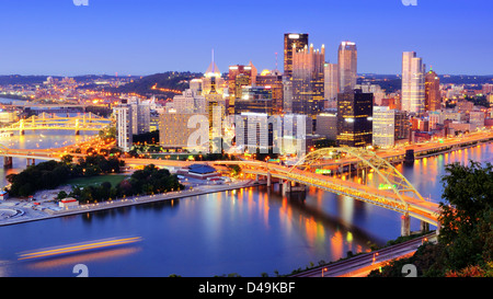 Le centre-ville de Pittsburgh, Pennsylvanie au crépuscule. Banque D'Images