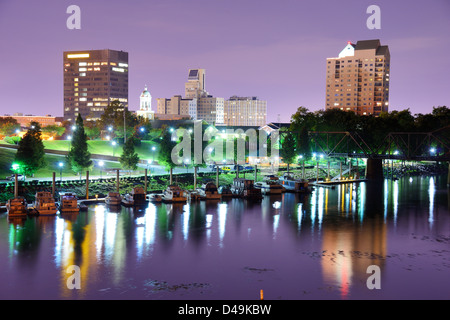 Augusta, Géorgie, USA skyline le long de la rivière Savannah. Banque D'Images