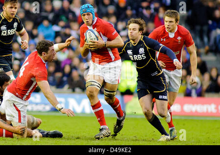 Edinburgh, Royaume-Uni. 9 mars, 2013. Justin Tipuric fait une pause comme Ruaridh Jackson se ferme en Ecosse, Pays de Galles v, RBS 6 Nations, le stade de Murrayfield 09/03/13 (c) Colin Lunn Banque D'Images