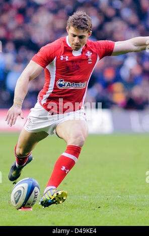 Edinburgh, Royaume-Uni. 9 mars, 2013. Leigh Halfpenny kicks une pénalité, l'Écosse v Pays de Galles, Tournoi RBS 6 Nations, le stade de Murrayfield 09/03/13 (c) Colin Lunn Banque D'Images