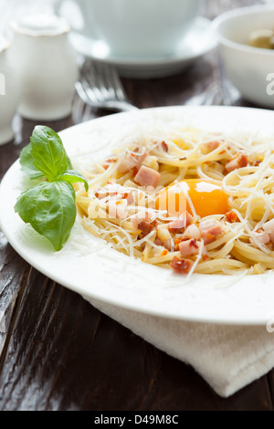 Spaghetti carbonara avec œuf et fromage parmesan dans un bol blanc, gros plan Banque D'Images