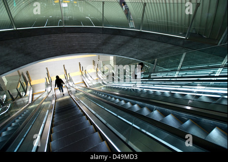 Une architecture moderne à l'intérieur un escalier roulant souterrain se déplace les navetteurs à la plate-forme du train de Shibuya, Tokyo. Banque D'Images