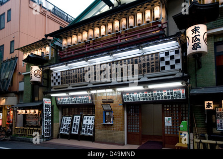 Théâtre historique Suehirotei où les clients peuvent regarder 'rakugo' (bande dessinée) vaudeville shows in Shinjuku, Tokyo, Japon Banque D'Images