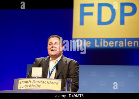 Berlin, Allemagne. 9 mars, 2013. Le 64e congrès du parti, de l'Allemagne est parti libéral démocrate (FDP) a lieu le week-end des 9 et 10 mars 2013 à l'Estrel Convention Center Berlin. Au cours de la convention, les libéraux élisent leurs nouveaux dirigeants.Le congrès du parti FDP, initialement prévue en mai, avait été poussé en avant par deux mois. Sur la photo : Patrick Doering (FDP), Secrétaire général, lors de la 64e congrès du parti, de PDF à Berlin. Banque D'Images