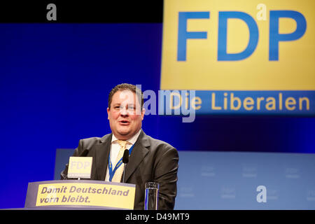 Berlin, Allemagne. 9 mars, 2013. Le 64e congrès du parti, de l'Allemagne est parti libéral démocrate (FDP) a lieu le week-end des 9 et 10 mars 2013 à l'Estrel Convention Center Berlin. Au cours de la convention, les libéraux élisent leurs nouveaux dirigeants.Le congrès du parti FDP, initialement prévue en mai, avait été poussé en avant par deux mois. Sur la photo : Patrick Doering (FDP), Secrétaire général, lors de la 64e congrès du parti, de PDF à Berlin. Banque D'Images