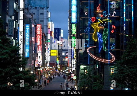 Neon enseignes publicitaire couvrant les façades s'allumer la nuit dans des magasins et des profils de divertissement de Tokyo, Kabukicho Banque D'Images