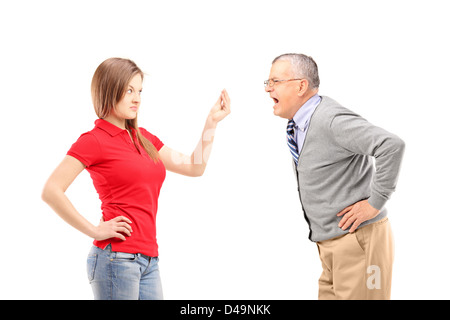 Père en colère en criant à sa fille isolée sur fond blanc Banque D'Images