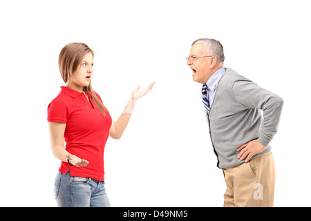 Angry man criant à une jeune femme isolée sur fond blanc Banque D'Images