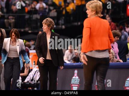 9 mars 2013 - Dallas, TX, États-Unis d'Amérique - Mars 09, 2013..L'entraîneur-chef Deb Patterson se dirige vers l'entraîneur-chef Kim Mulkey Baylor au terme de BIG 12 match de championnat de basket-ball des femmes à l'American Airlines Center de Dallas, TX. Défaite 80-47 Baylor de l'État du Kansas. Banque D'Images