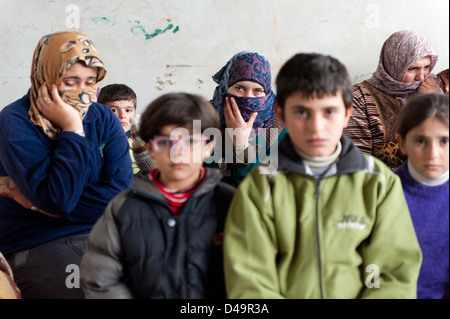 Les réfugiés qui ont été accueillis dans une école locale, Hama, en Syrie Banque D'Images