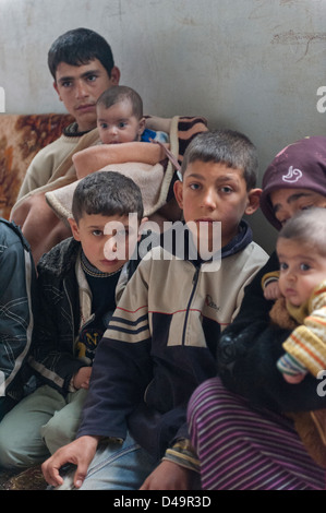 Les réfugiés qui ont été accueillis dans une école locale, Hama, en Syrie Banque D'Images